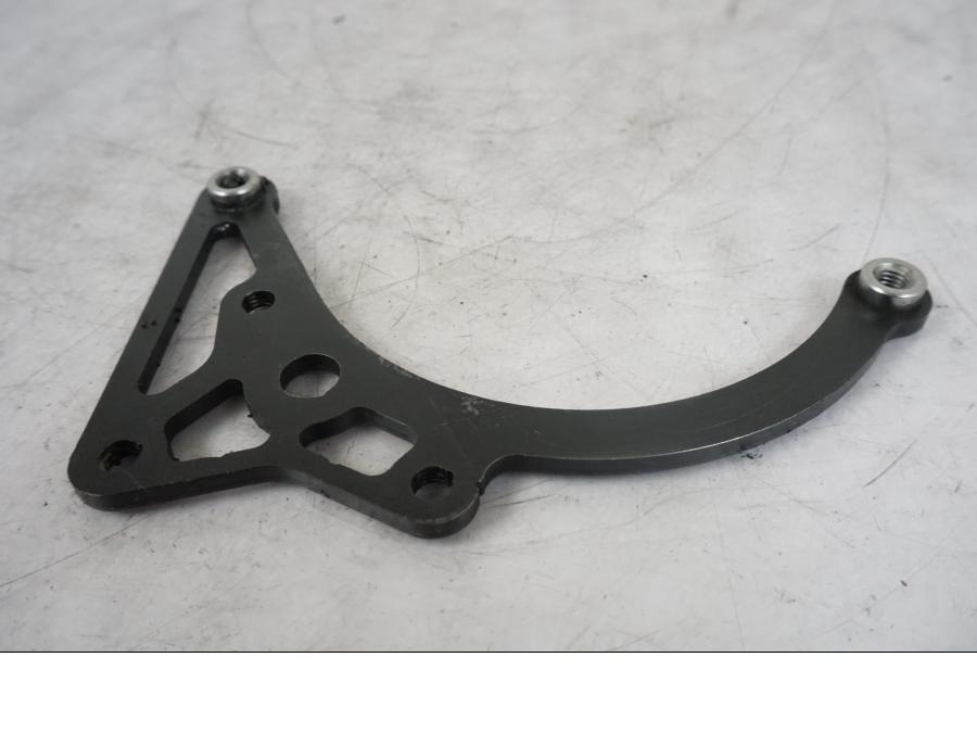 Snett nerifrån på Kedjeskydd från en KTM 1290 Super Duke R -2021 motorcykel.