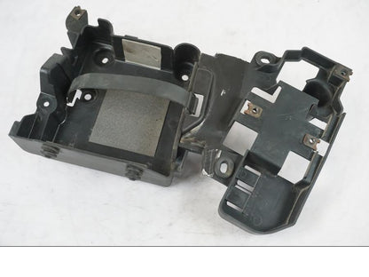 Framsidan på Batterihållare från en Yamaha XVS 1100 -2004 motorcykel.