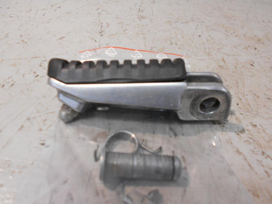 Framsidan på Fotpinne från en Kawasaki ZX-9R -2002 motorcykel.