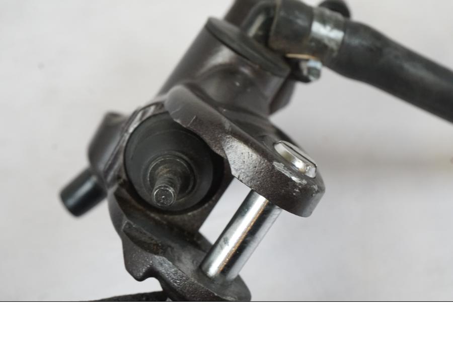 Snett nerifrån på Bromshuvudcylinder från en Honda CBR 1000 RR -2007 motorcykel.