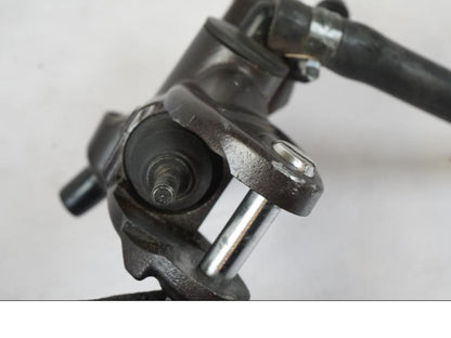 Snett nerifrån på Bromshuvudcylinder från en Honda CBR 1000 RR -2007 motorcykel.