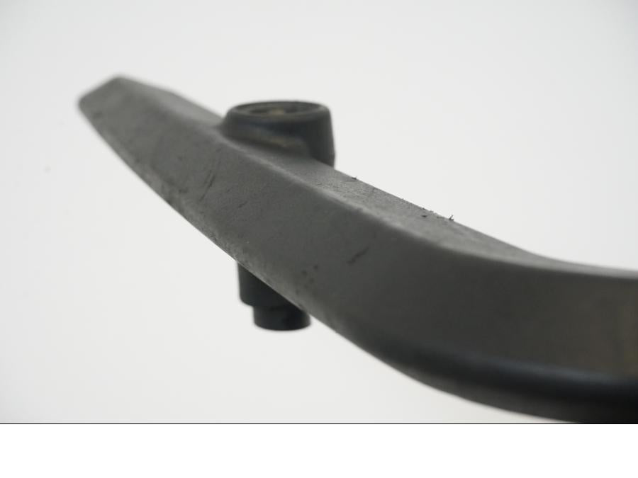 Snett uppifrån på Passagerarhandtag från en KTM 690 Duke -2008 motorcykel.