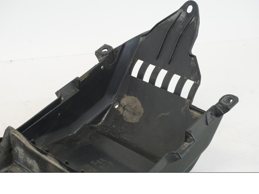 Vänster sida på Undertail från en Aprilia Tuono V4R -2011 motorcykel.