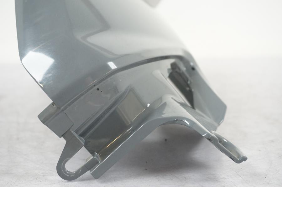 Snett uppifrån på Bensintankskåpa från en Yamaha MT 125 -2017 motorcykel.