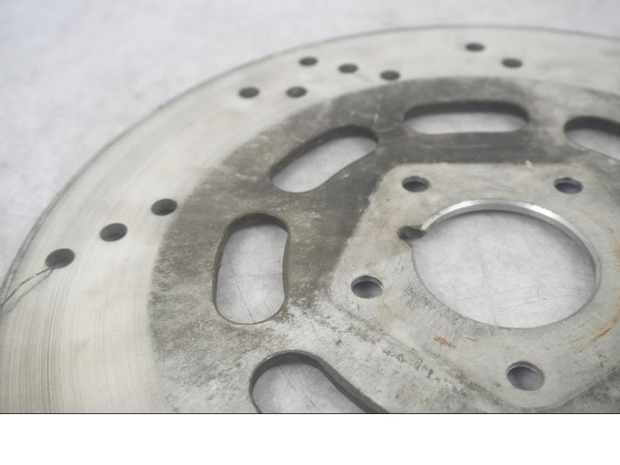 Baksidan på Bromsskiva från en H-D Softail Heritage Classic FLSTC/I -1995 motorcykel.