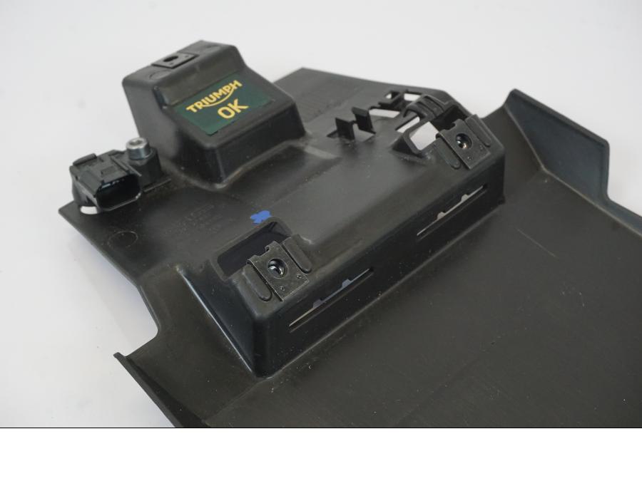 Snett nerifrån på Undertail från en Triumph Trident -2021 motorcykel.