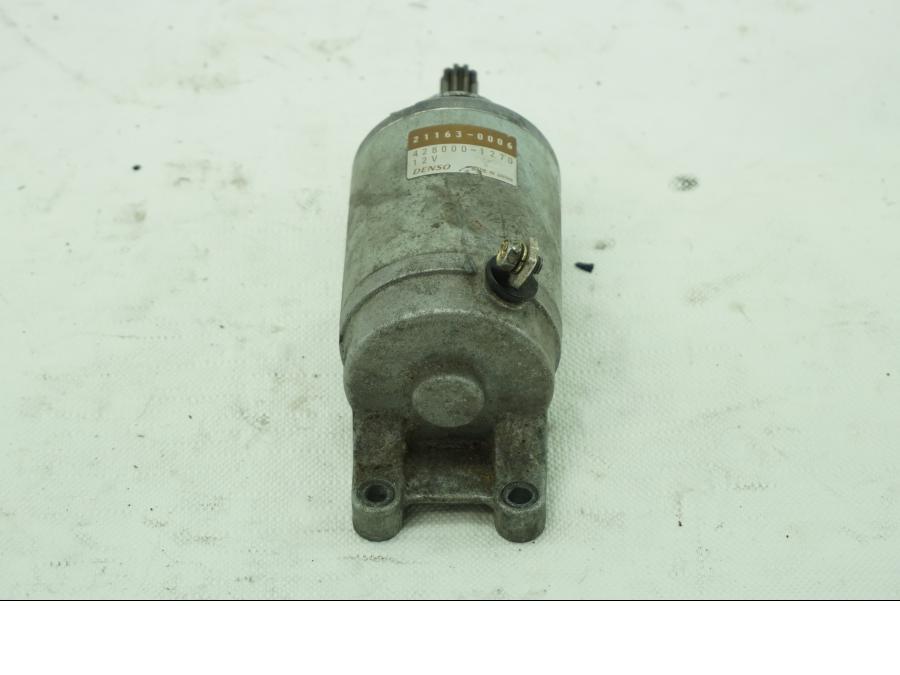 Vänster sida på Startmotor från en Kawasaki ZX-6R -2004 motorcykel.