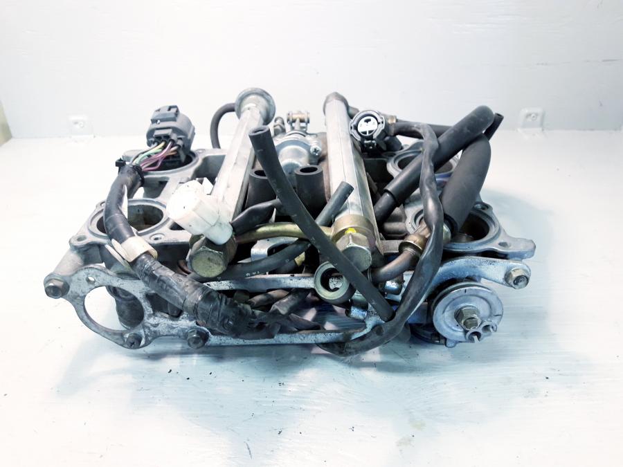 Snett uppifrån på Spjällhus från en Honda VFR 800 -2000 motorcykel.