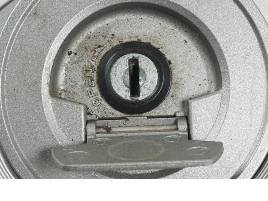 Höger sida på <p>Låssats från Yamaha XT 1200 Z ABS 2011.</p>

<p>Cdi, tändningslås, antenn, tanklock, sadellås, toppboxlås och 3st nycklar. Finns en skada på sadellåsmekanismens skyddsgummi se bild.</p> motorcykel.