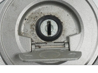 Höger sida på <p>Låssats från Yamaha XT 1200 Z ABS 2011.</p>

<p>Cdi, tändningslås, antenn, tanklock, sadellås, toppboxlås och 3st nycklar. Finns en skada på sadellåsmekanismens skyddsgummi se bild.</p> motorcykel.