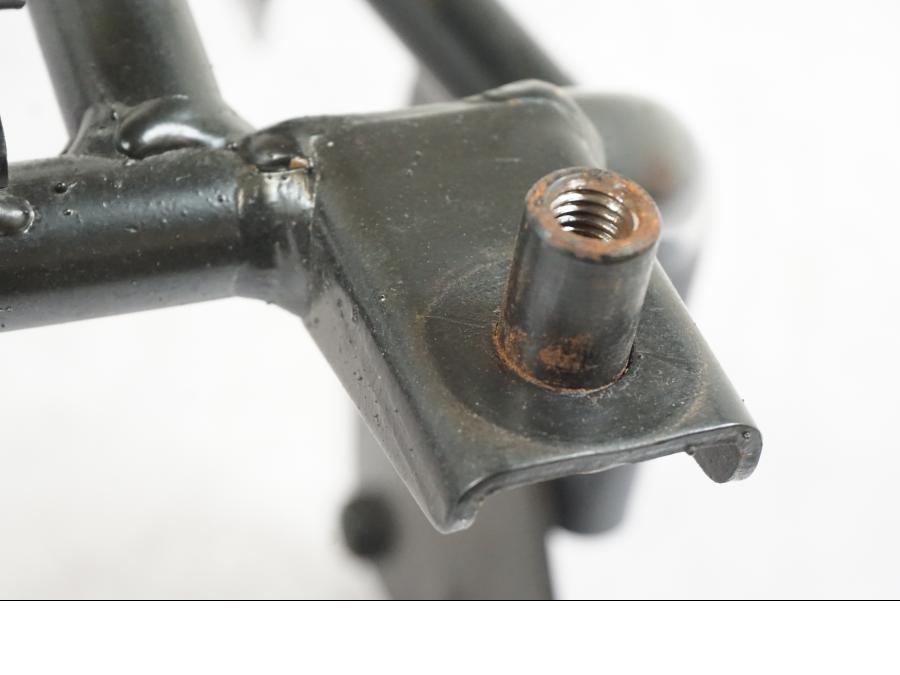 Snett nerifrån på Pakethållare från en Honda NT 650 V -2002 motorcykel.