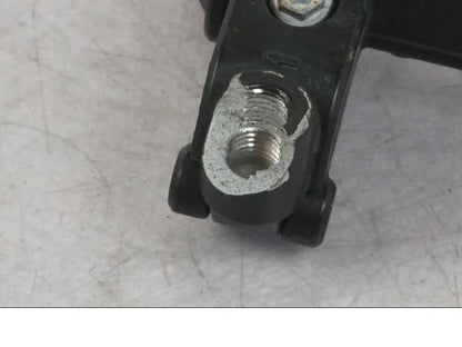 Snett nerifrån på Kopplingshuvudcylinder från en KTM 1290 Super Adventure R -2018 motorcykel.