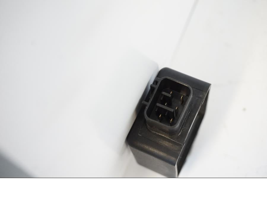 Snett nerifrån på Relä från en Kawasaki ZR-7 -2001 motorcykel.