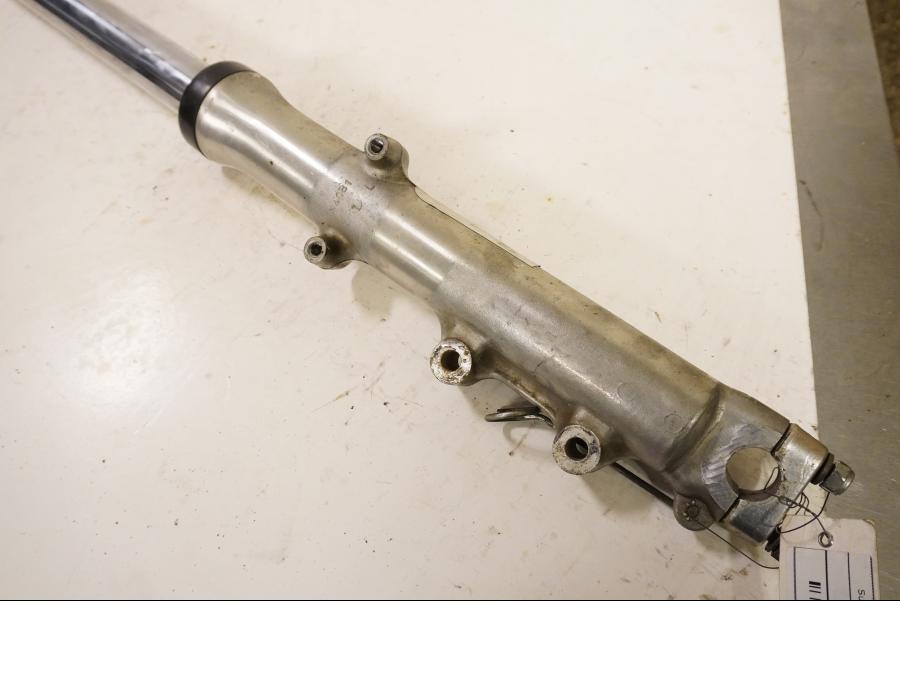 Vänster sida på Gaffelben från en Suzuki GS 850 G -1982 motorcykel.
