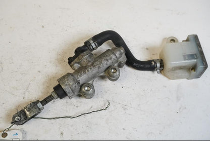 Framsidan på Bromshuvudcylinder från en Suzuki RF 900 R -1998 motorcykel.