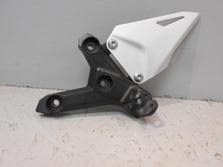 Framsidan på Fotpinnefäste från en Kawasaki Ninja H2 -2018 motorcykel.