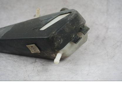 Höger sida på Vattenexpansionskärl från en Triumph Tiger Explorer -2016 motorcykel.