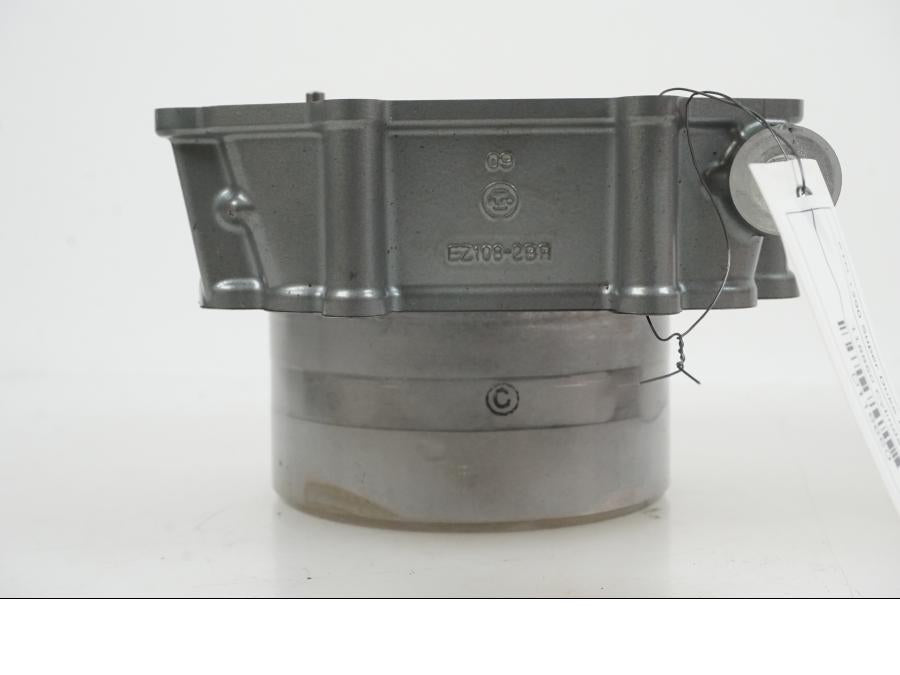 Höger sida på Cylinder från en KTM 1290 Super Duke R -2021 motorcykel.