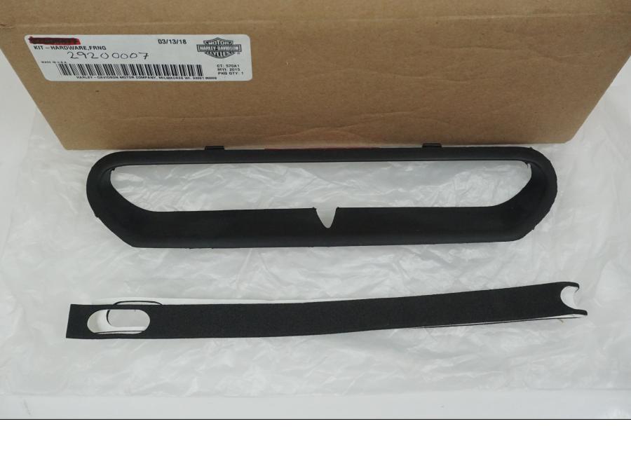 Framsidan på Luftintag från en H-D Electra Glide FLHT -2022 motorcykel.