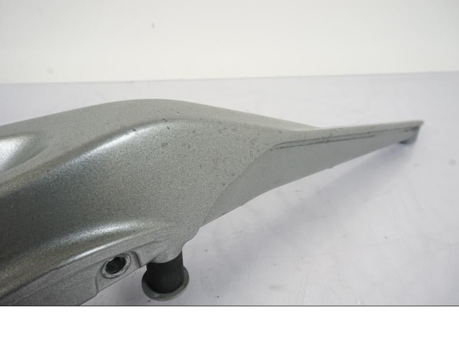 Vänster sida på Bakram från en KTM 790 Duke -2019 motorcykel.