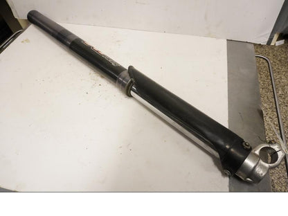 Framsidan på Gaffelben från en KTM 625 SMC -2006 motorcykel.