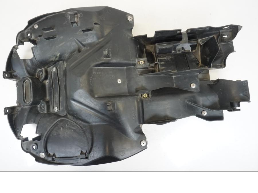 Snett nerifrån på Undertail från en Honda VFR 800 -2003 motorcykel.