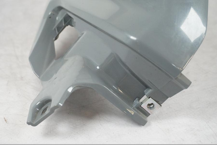 Vänster sida på Bensintankskåpa från en Yamaha MT 125 -2017 motorcykel.