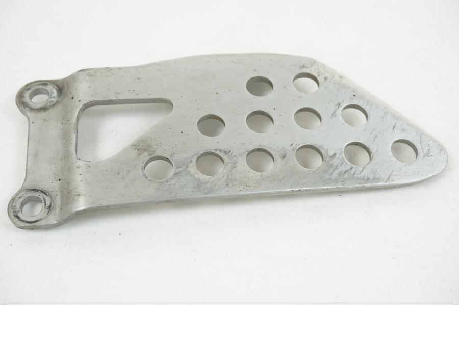 Vänster sida på Fotpinnefäste från en Suzuki GSX-R 1000 -2003 motorcykel.