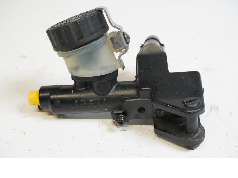 Framsidan på Kopplingshuvudcylinder från en Suzuki SV 1000 -2005 motorcykel.