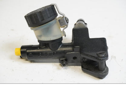 Framsidan på Kopplingshuvudcylinder från en Suzuki SV 1000 -2005 motorcykel.