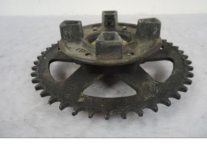 Vänster sida på Drevfäste från en Kawasaki Versys 650 -2014 motorcykel.