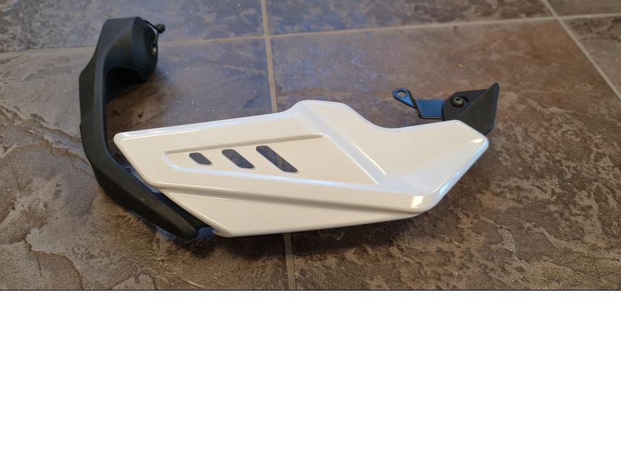 Framsidan på Handskyddsbågar från en Yamaha MT-09 -2014 motorcykel.