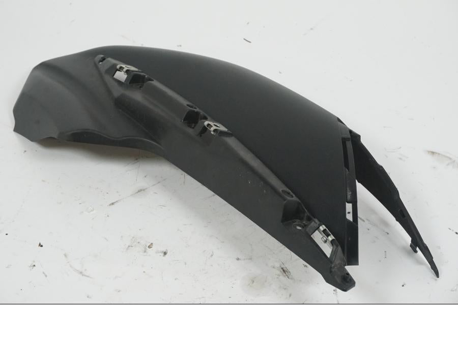 Baksidan på Sidkåpa från en Yamaha XJ 6 -2011 motorcykel.