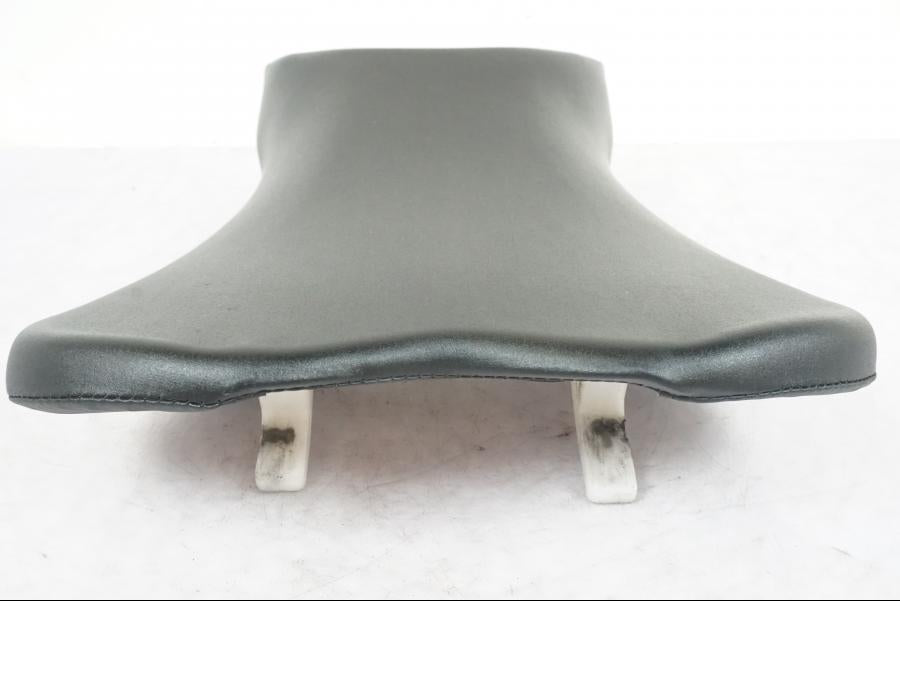 Vänster sida på Sadel från en Suzuki GSX-R 750 -2007 motorcykel.