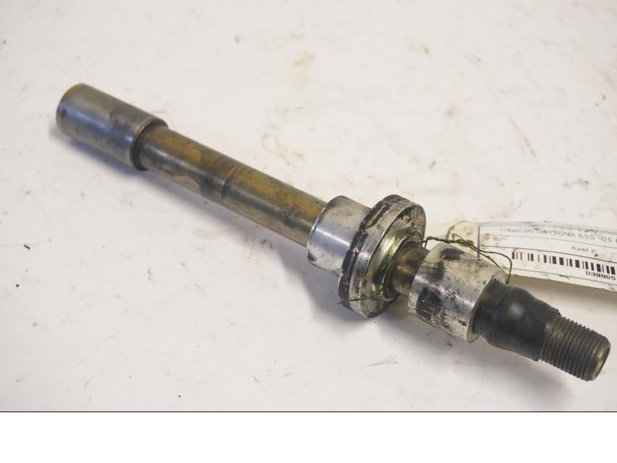 Framsidan på Axel från en Triumph Daytona 650 -2005 motorcykel.