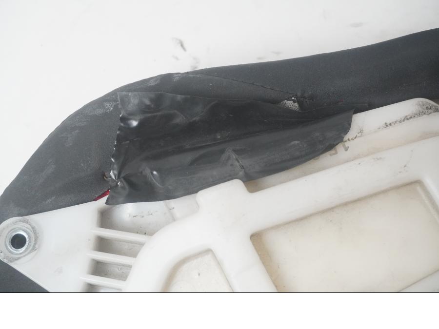 Vänster sida på Sadel från en Yamaha YZF 1000 R1 -2002 motorcykel.