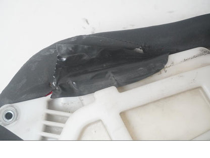 Vänster sida på Sadel från en Yamaha YZF 1000 R1 -2002 motorcykel.