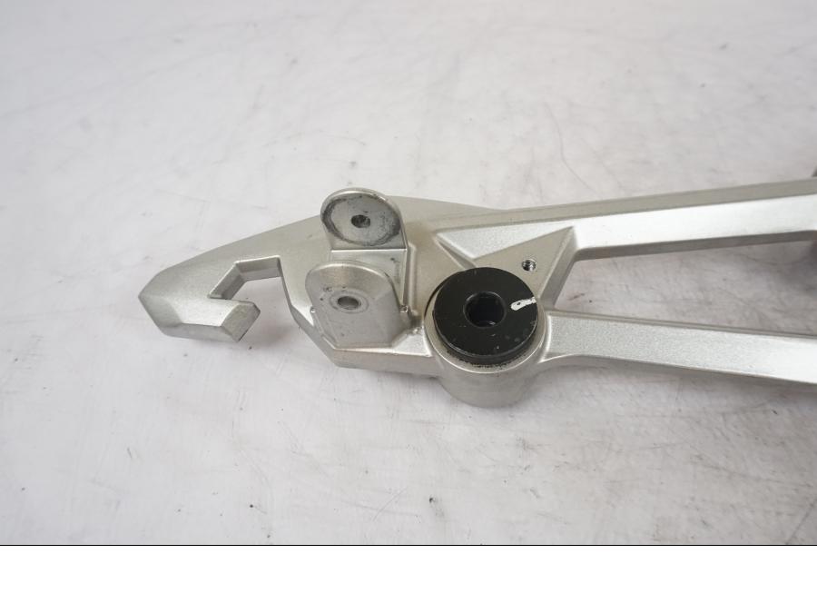 Höger sida på Fotpinnefäste från en Kawasaki Z 800 -2014 motorcykel.