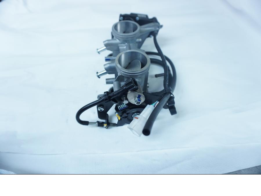 Vänster sida på Spjällhus från en Kawasaki Ninja 650 -2018 motorcykel.