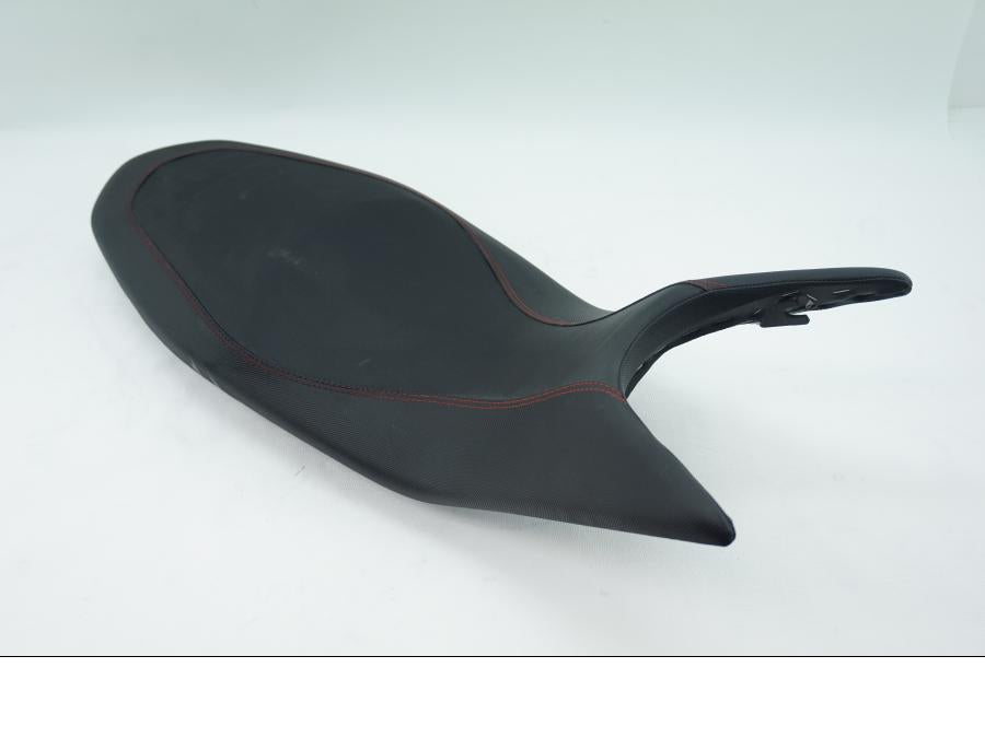 Framsidan på Sadel från en Ducati Hyperstrada -2014 motorcykel.