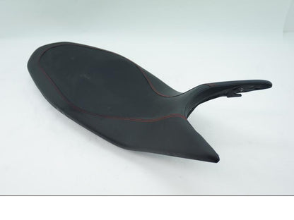 Framsidan på Sadel från en Ducati Hyperstrada -2014 motorcykel.