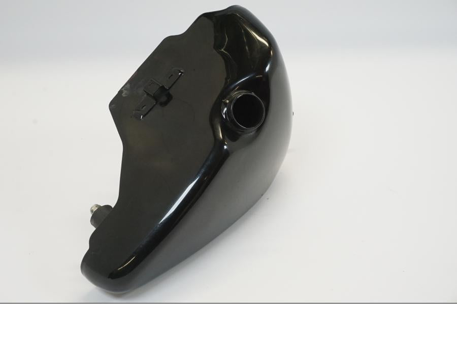 Framsidan på Oljetank från en H-D Sportster 1200 XL1200C -1999 motorcykel.