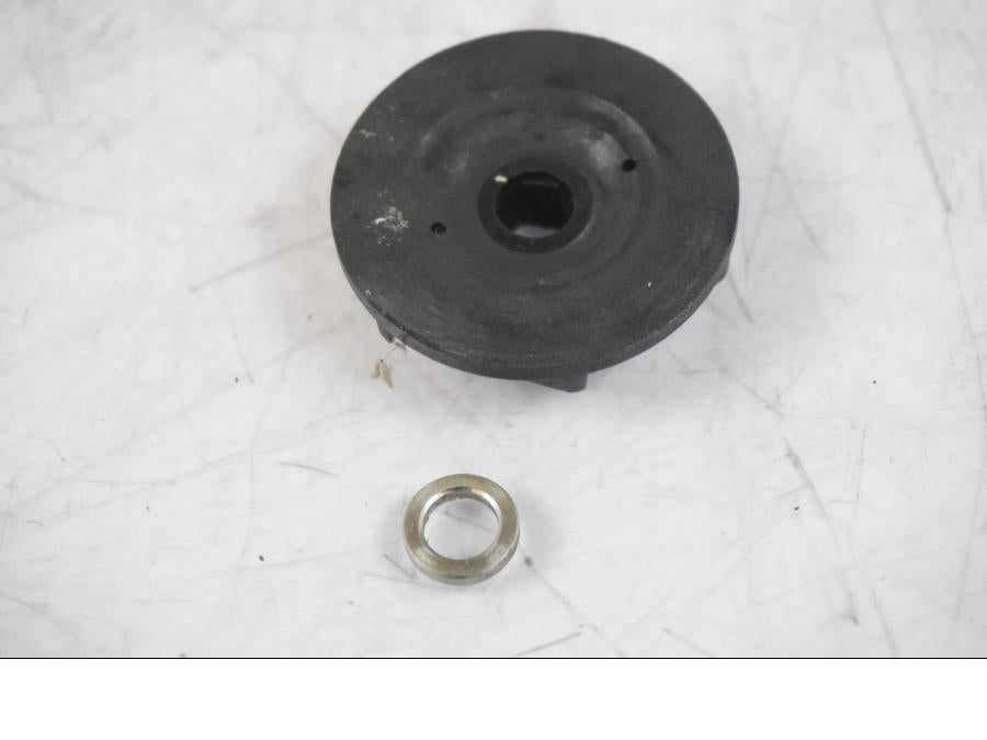 Höger sida på Vattenpump från en KTM 125 Duke -2017 motorcykel.