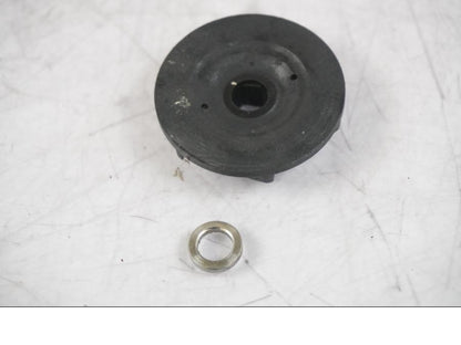 Höger sida på Vattenpump från en KTM 125 Duke -2017 motorcykel.