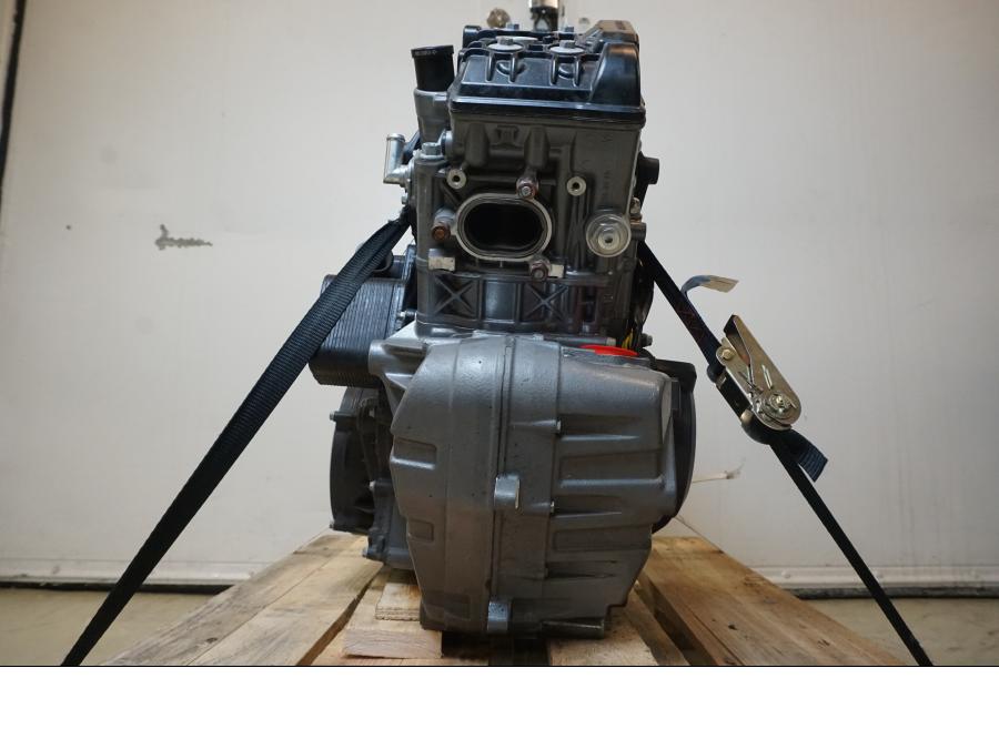 Snett uppifrån på Motor från en KTM 1290 Super Duke R -2022 motorcykel.