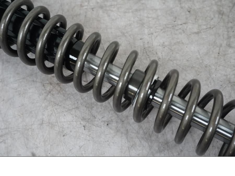 Snett uppifrån på Gaffelbensdelar från en Ducati Multistrada V4 -2024 motorcykel.