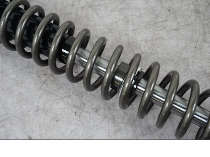 Snett uppifrån på Gaffelbensdelar från en Ducati Multistrada V4 -2024 motorcykel.