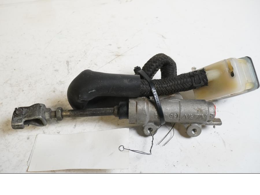 Baksidan på Bromshuvudcylinder från en Honda XL 600 V -1993 motorcykel.