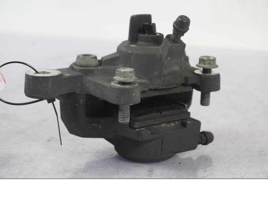 Snett nerifrån på Bromsok från en Suzuki GSX 1300 RX -1999 motorcykel.