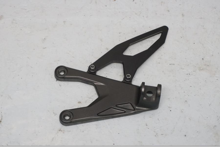 Framsidan på Fotpinnefäste från en Yamaha YZF 1000 R1 -2017 motorcykel.